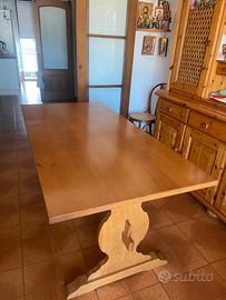 Tavolo e sedie legno naturale noce