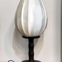 Lampada da tavolo in legno e tessuto