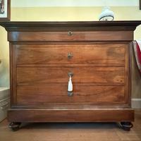 Antico comò cappuccino in noce, metà ottocento.