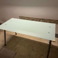 Scrivania in vetro Ikea