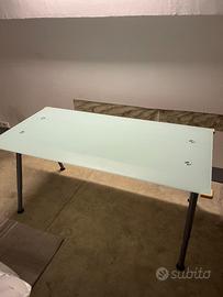 Scrivania in vetro Ikea