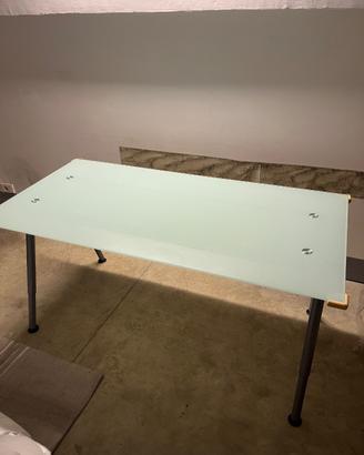 Scrivania in vetro Ikea