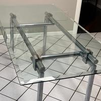 Tavolo di design di cristallo e acciaio