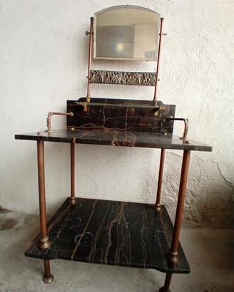 antica toeletta in marmo nero