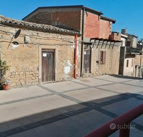 Casa su due piani e corte