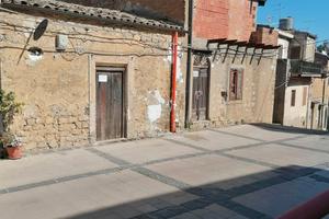 Casa su due piani e corte