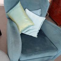 Poltrona vintage in velluto con puff