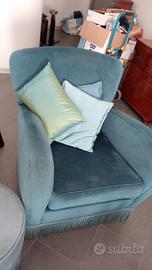 Poltrona vintage in velluto con puff