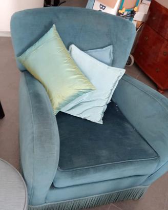 Poltrona vintage in velluto con puff
