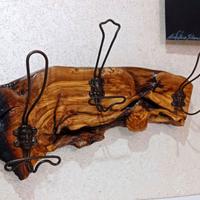 Appendiabiti in ulivo con inserti antichi