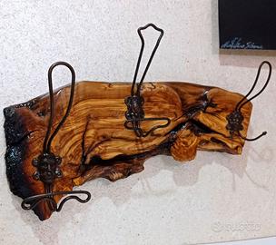 Appendiabiti in ulivo con inserti antichi