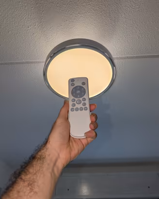 Ventilatore a soffitto con luce regolabile 