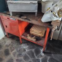 Banco da lavoro con morsa