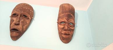 maschere africane antiche in legno intagliato