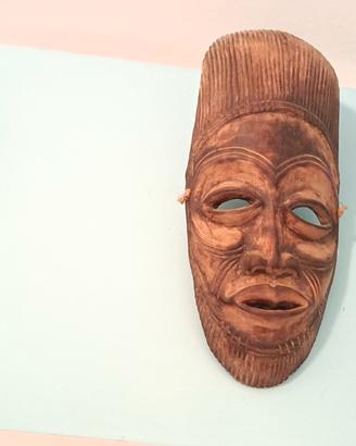 maschere africane antiche in legno intagliato