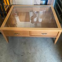 Tavolino in legno con piano in vetro