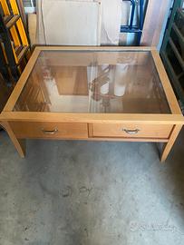 Tavolino in legno con piano in vetro