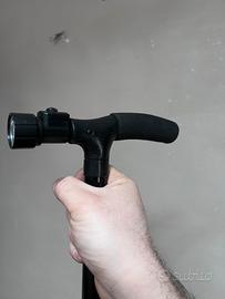 Bastone passeggio pieghevole regolabile con torcia