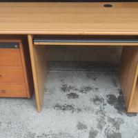 Scrivania in legno con cassetti e ripiani