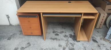 Scrivania in legno con cassetti e ripiani