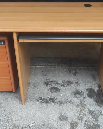 Scrivania in legno con cassetti e ripiani