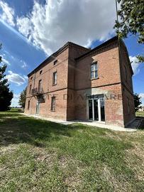 Rustico / Casale di 455 m² con più di 5 locali a C