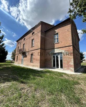 Rustico / Casale di 455 m² con più di 5 locali a C