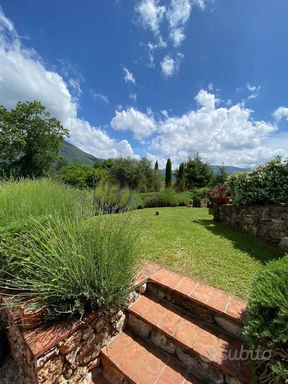 Rustico / Casale di 150 m² con più di 5 locali a C - Vista 4