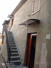 Casa affiancata su tre piani