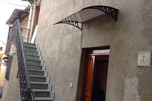 Casa affiancata su tre piani