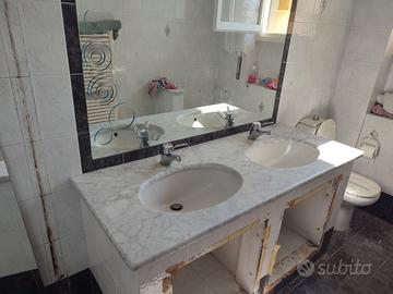 Piano marmo con due lavabi bagno