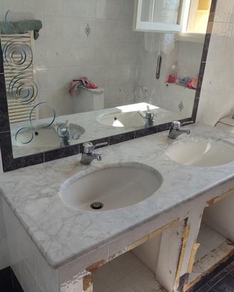 Piano marmo con due lavabi bagno