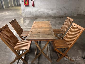 Tavolo da giardino in legno con sedie