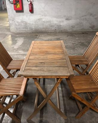 Tavolo da giardino in legno con sedie