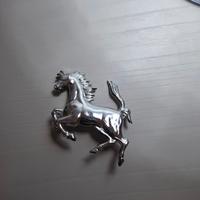 Stemma Ferrari in metallo argentato 