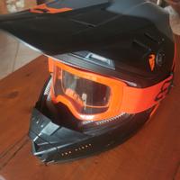 casco da motocross. 