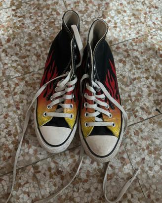 scarpe converse con fiamma