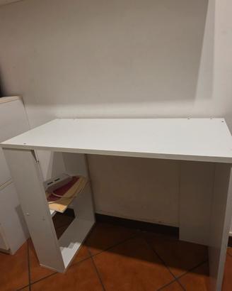 Scrivania compatta con vano portaoggetti 