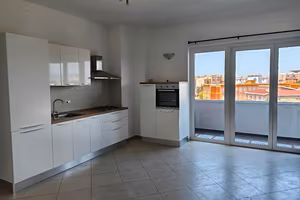 Oristano centro ampio trivano arredato 