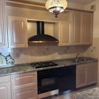 Cucina con elettrodomestici nuovi