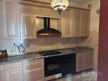 Cucina con elettrodomestici nuovi