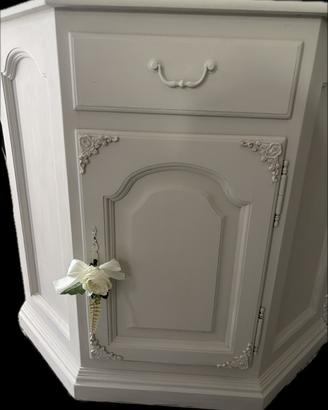 Shabby angoliera restaurata decorata com fregi
