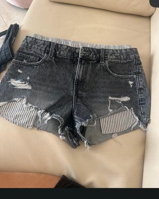 Pantaloncini neri strappati