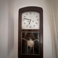 Orologio a pendolo vintage da parte in legno