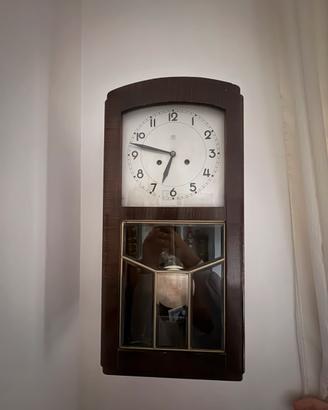 Orologio a pendolo vintage da parte in legno
