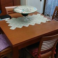 Tavolo con sedie in pelle marca veneta tutto nuovo