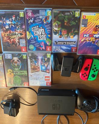 Nintendo Switch con due joycon e un controller