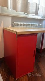 scrivania con cassettiera