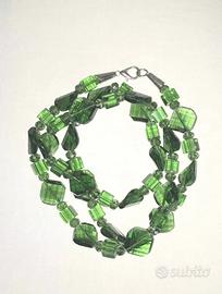 Collana in vetro verde con cubi e rombi