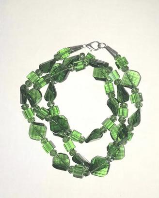 Collana in vetro verde con cubi e rombi